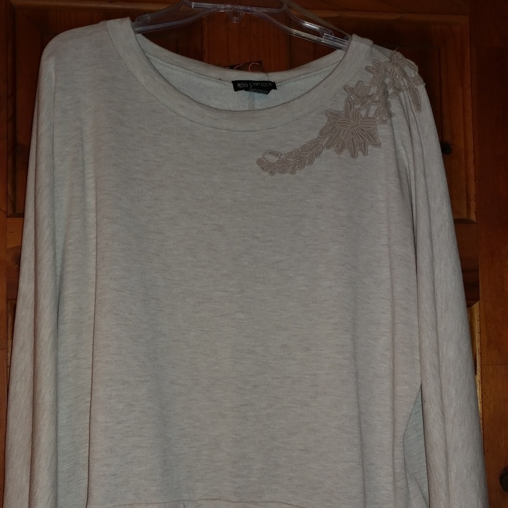 💚2/$10💚Very cute sweatshirt with lace